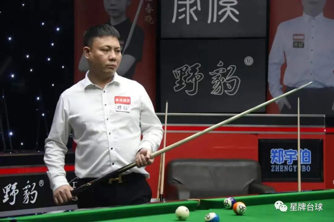 选手接受采 选手接受采